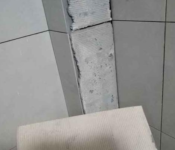 栾川瓷砖空鼓维修公司分享下厨房瓷砖脱落的补救措施。